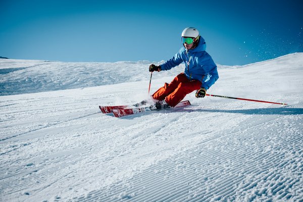 Peut-on louer un chalet en montagne en France avec des cours de ski et des randonnées en montagne?